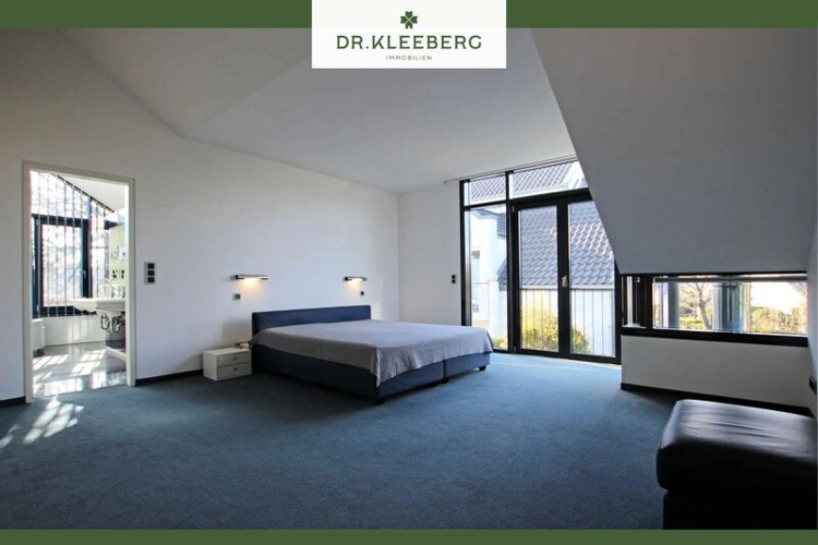 Schlafzimmer mit Masterbad