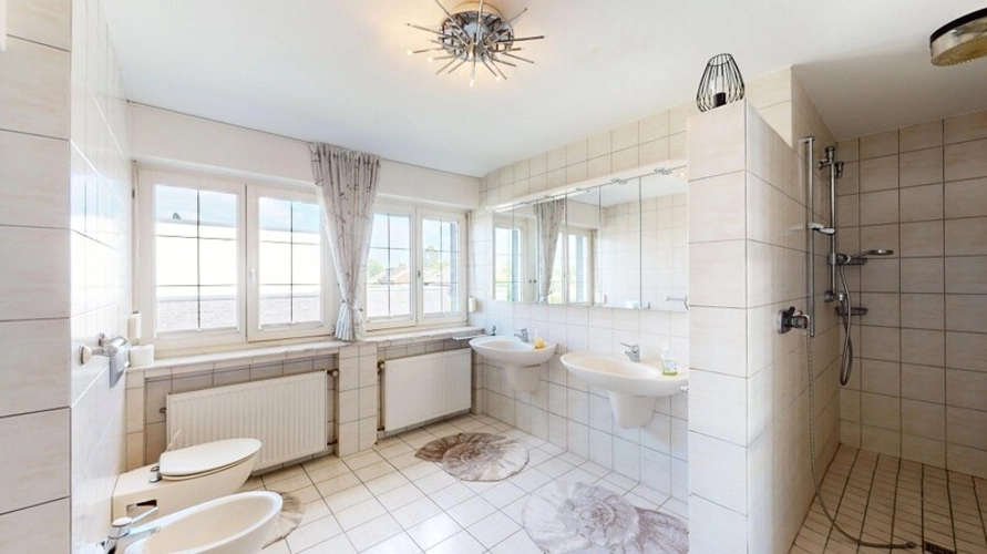 Badezimmer im Obergeschoss