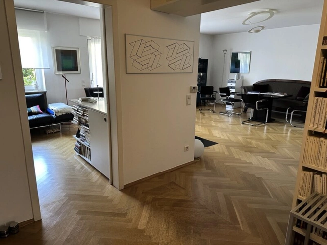Blick vom Flur in den Wohnbereich