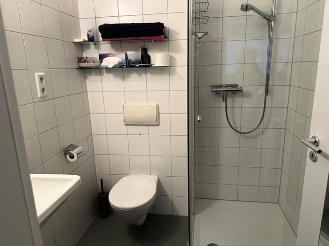 Badezimmer mit Dusche