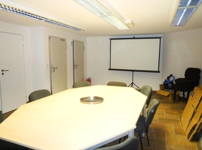 Besprechnungsraum im Keller