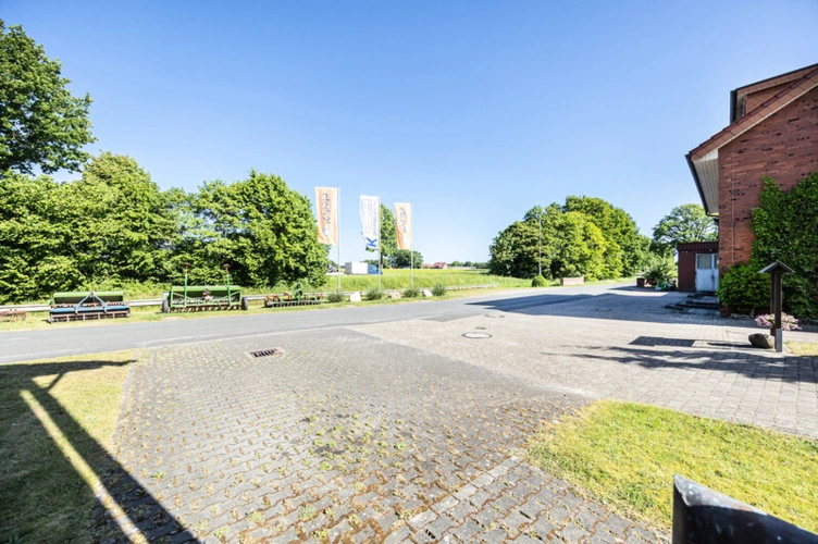 Hof der Werkstatt mit Garagen