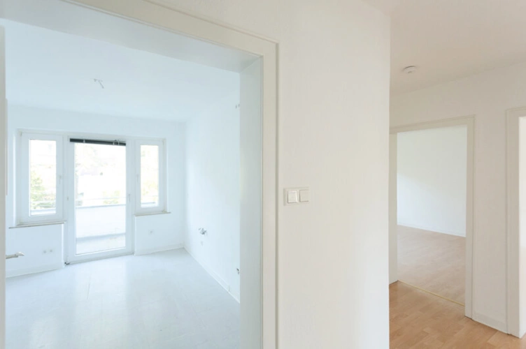 Blick in die Küche mit Zugang zum Balkon