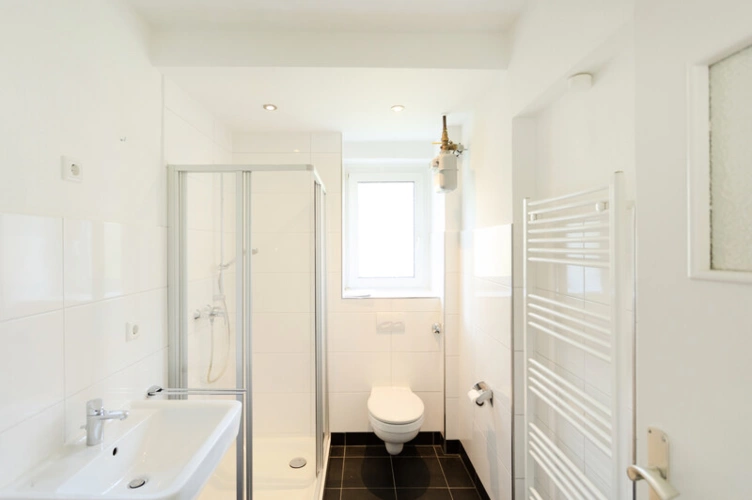 Das moderne, sanierte Badezimmer