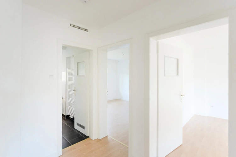 Blick vom Flurbereich in das Bad, den Wohnraum und einen weiteren Raum