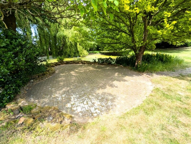 Lauschige Sitzecke direkt am Teich