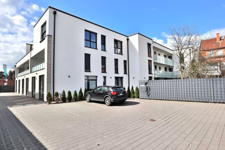Ansicht Hausassade und Parkplätze