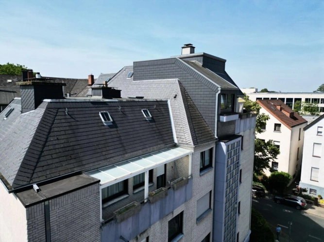 Steildach, Flachdach Gebäude