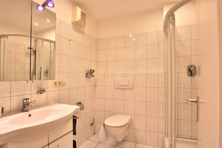 Badezimmer mit Dusche