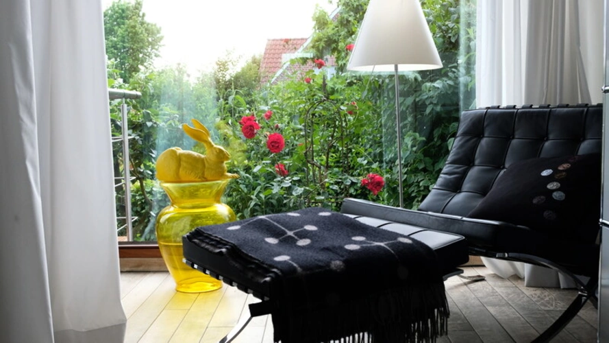 Sitzplatz am Fenster im offenen Wohnbereich