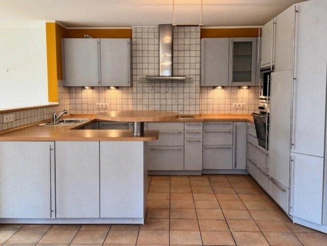 mit Thekenanbau