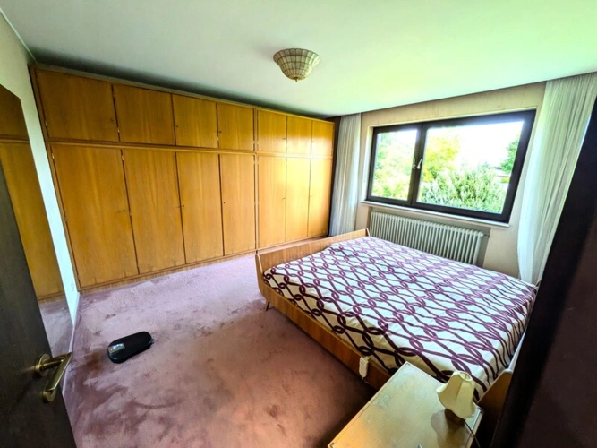 Das geräumige Elternschlafzimmer mit großem Kleiderschrank.