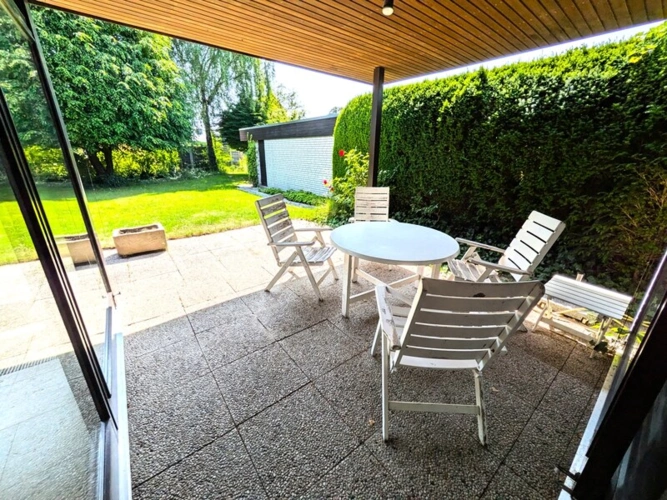 Die wettergeschützte Terrasse mit blick in den Garten.
