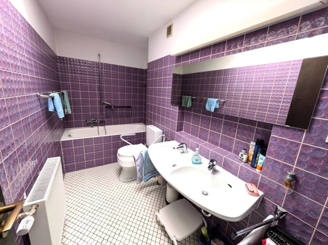 Das zweite Bad mit Badewanne und Doppelwaschtisch.
