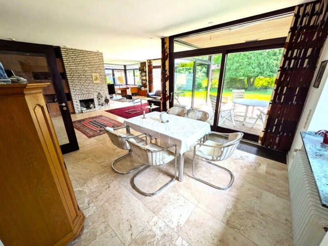 Empfangen Sie Ihre Freunde in dem geräumigen Wohnzimmer. Eine überdachte Terrasse bietet Sitzgelegenheit an frischer Luft mit Wetterschutz.