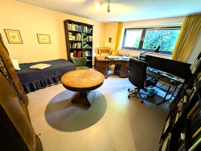 Geräumiges Kinder- oder Arbeitszimmer.