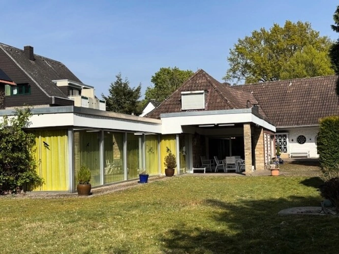 und zur überdachten Terrasse