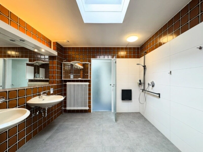 Blick auf die bodentiefe Dusche