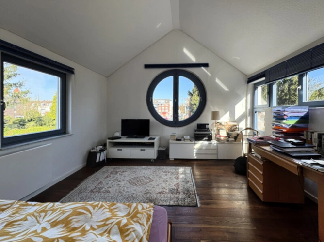 Schlafzimmer mit Bullauge im Dachgeschoss