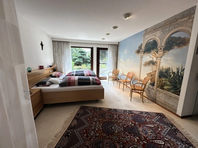 Vom Schlafzimmer können Sie in den Garten gelangen.