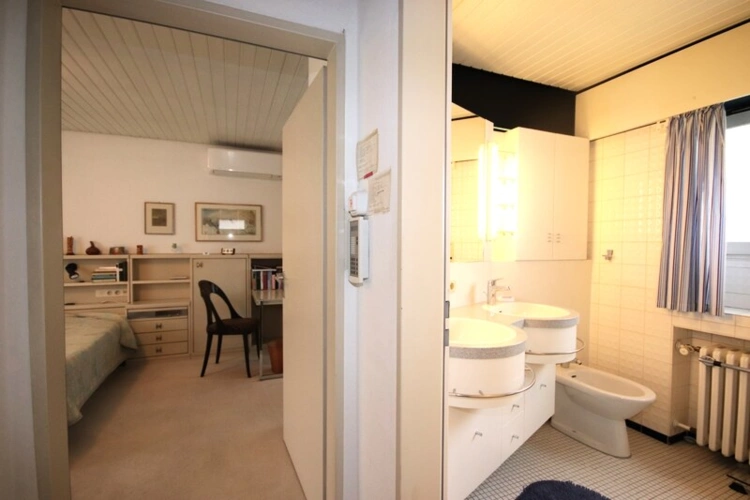 Schlafzimmer mit angrenzendem Bad