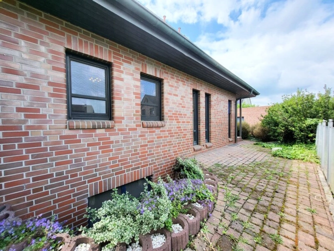 Hausseite mit Souterrainfenster