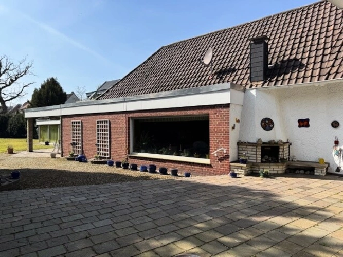 Blick zum Pool und zur überdachten Terrasse