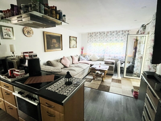 Großzügiges Wohnzimmer mit offener Küche