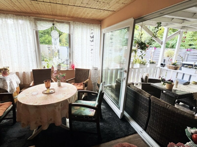 Schöner Übergang vom Wintergarten zur überdachten Terrasse