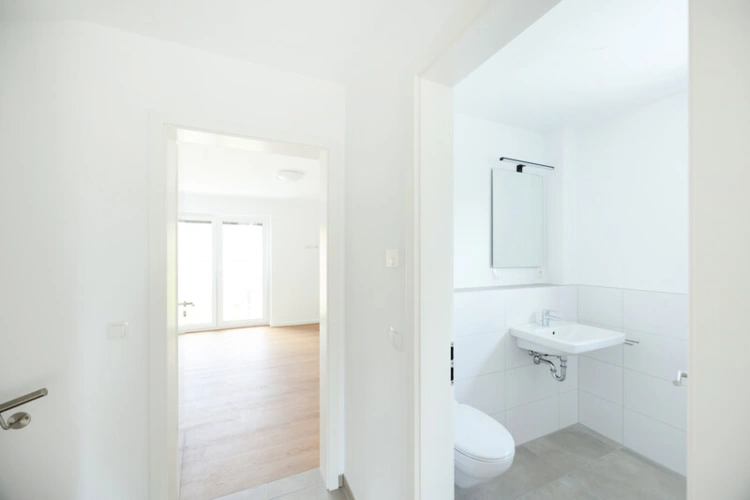 Blick zum Bad und zu einem Schlafzimmer