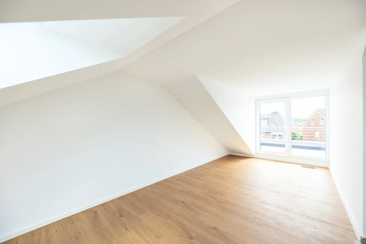 Das große, lichtdurchflutete Studio im Dachgeschoss