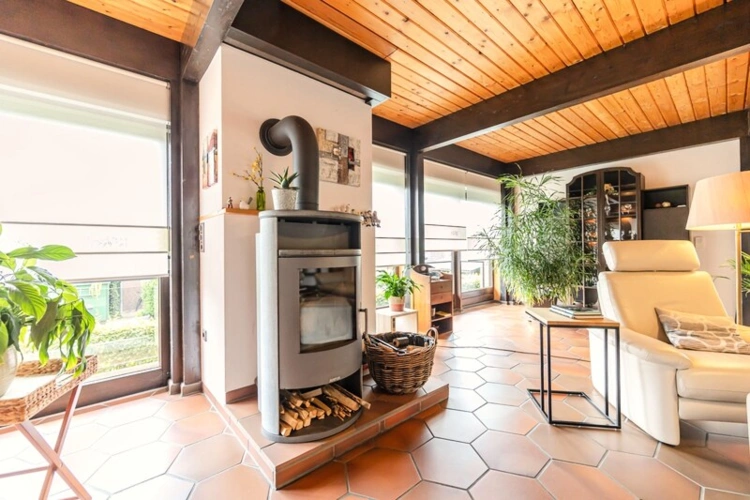 Gemütlicher Kamin im Wohnzimmer
