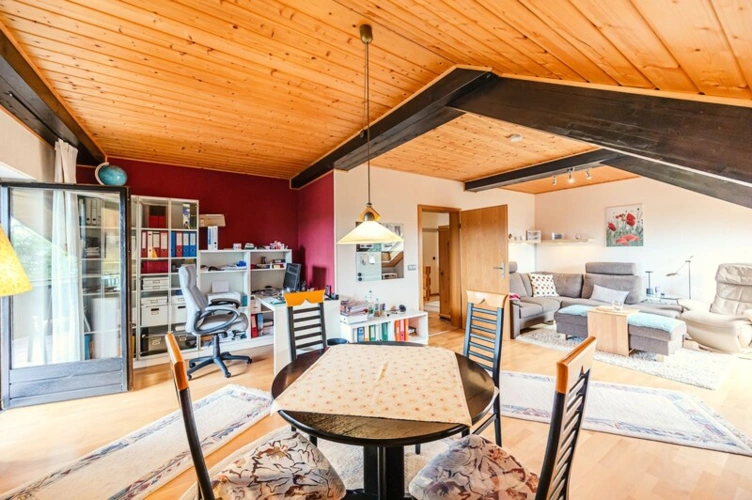 Wohn-/Schlaf- oder Büroraum im DG mit Loggia