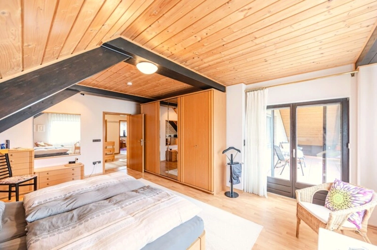 DG-Schlafzimmer mit Loggiazugang