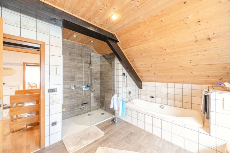 DG-Bad mit neuer begehbarer Dusche & Wanne