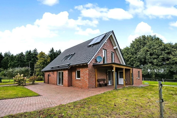 Blick auf Haus und Terrasse