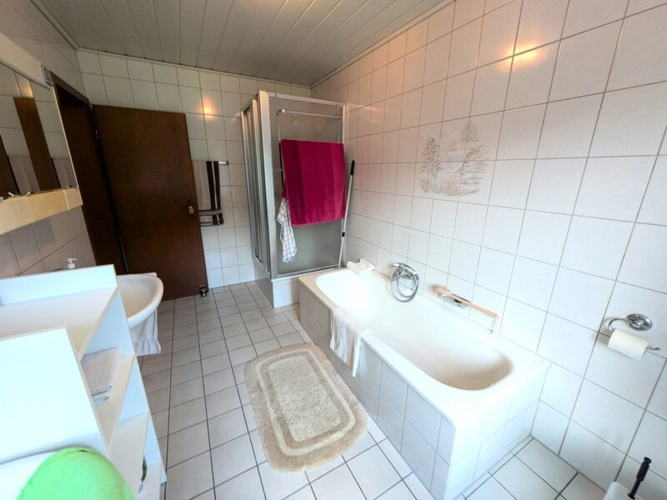 Moderne und hochwertige Küche in der Einliegerwohnung im Obergeschoss