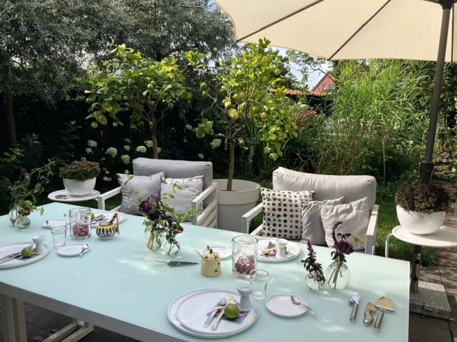 Der schöne Garten lädt zum Entspannen ein