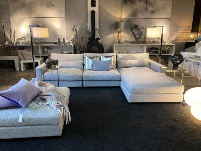 Blick auf das Ladenlokal und 7 Parkplätze