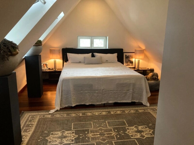 Die Ausstellungshalle mit den großen Fensterfronten