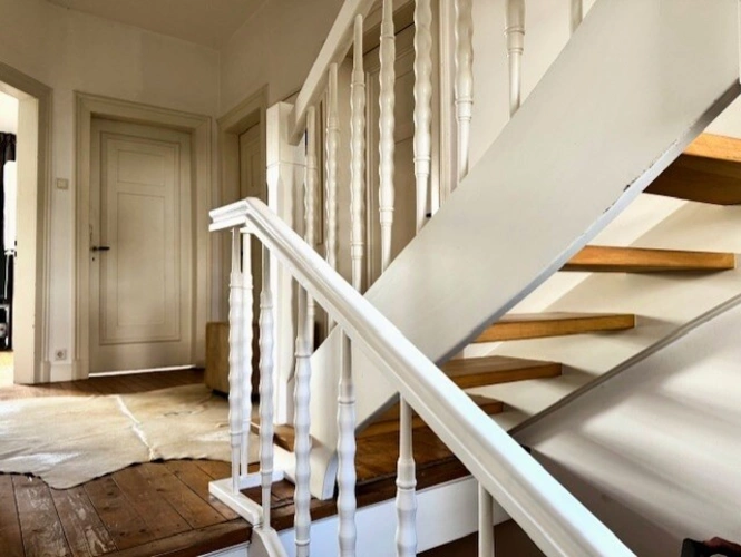 Das große Wohnzimmer mit Zugang zur Dachterrasse