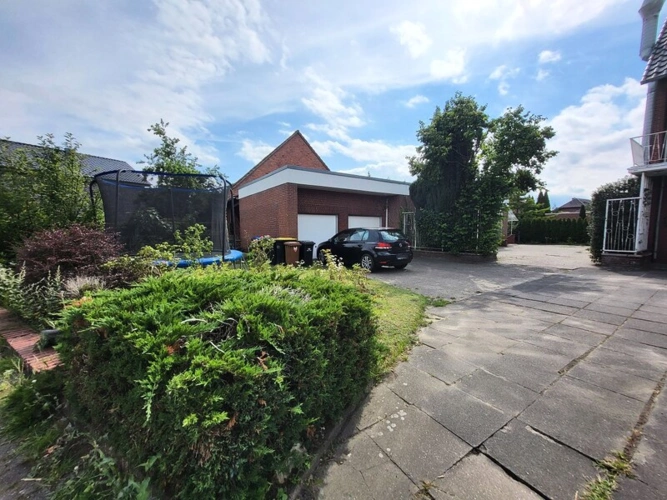 Einfahrt mit Garagen