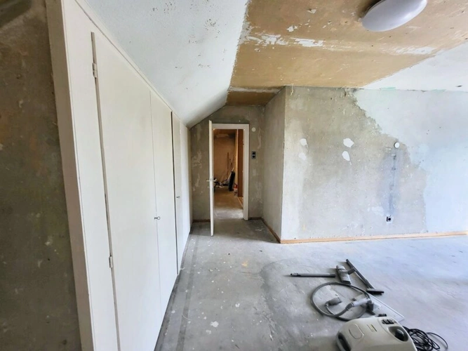 Blick in den Flur mit Einbauschränken Wohnung DG