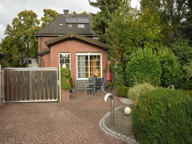 Gartenansicht mit Anbau