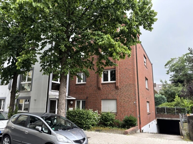 Straßenansicht mit Einfahrt zur Tiefgarage