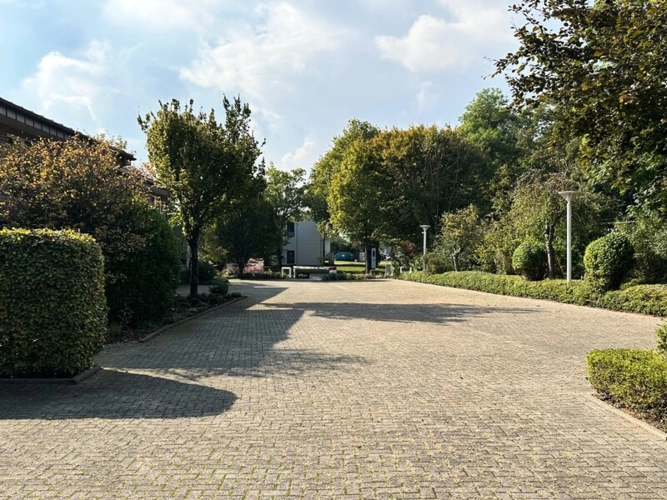 PKW-Stellplätze am Gebäude