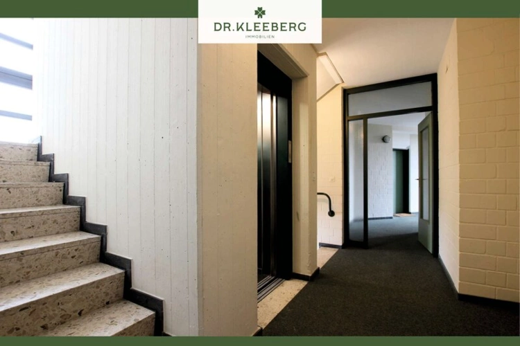 Treppenhaus mit Aufzug