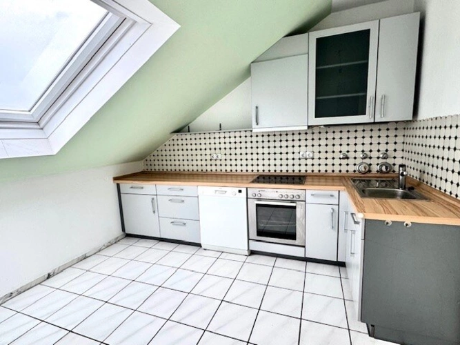 Das Bad mit Dusche, Wanne und Wa-Maschinen-Platz im OG