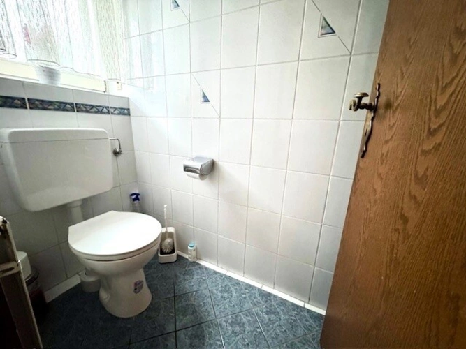 Die geräumige Küche im EG