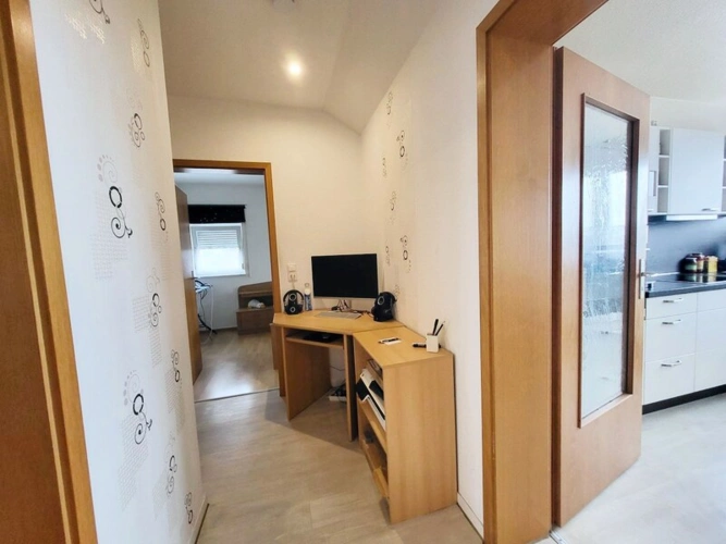 Flur mit Arbeitsplatz DG